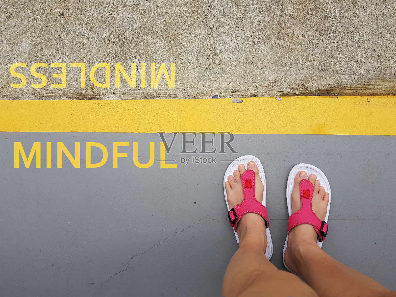 念力的概念。一双腿站在正念的一边照片摄影图片