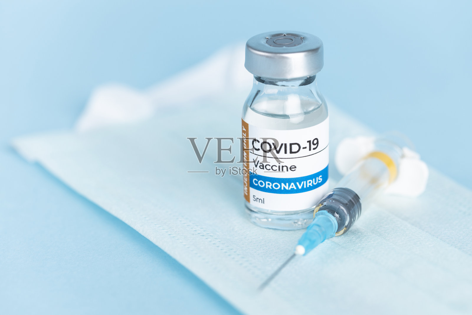 新冠病毒疫苗小瓶玻璃瓶和注射器照片摄影图片