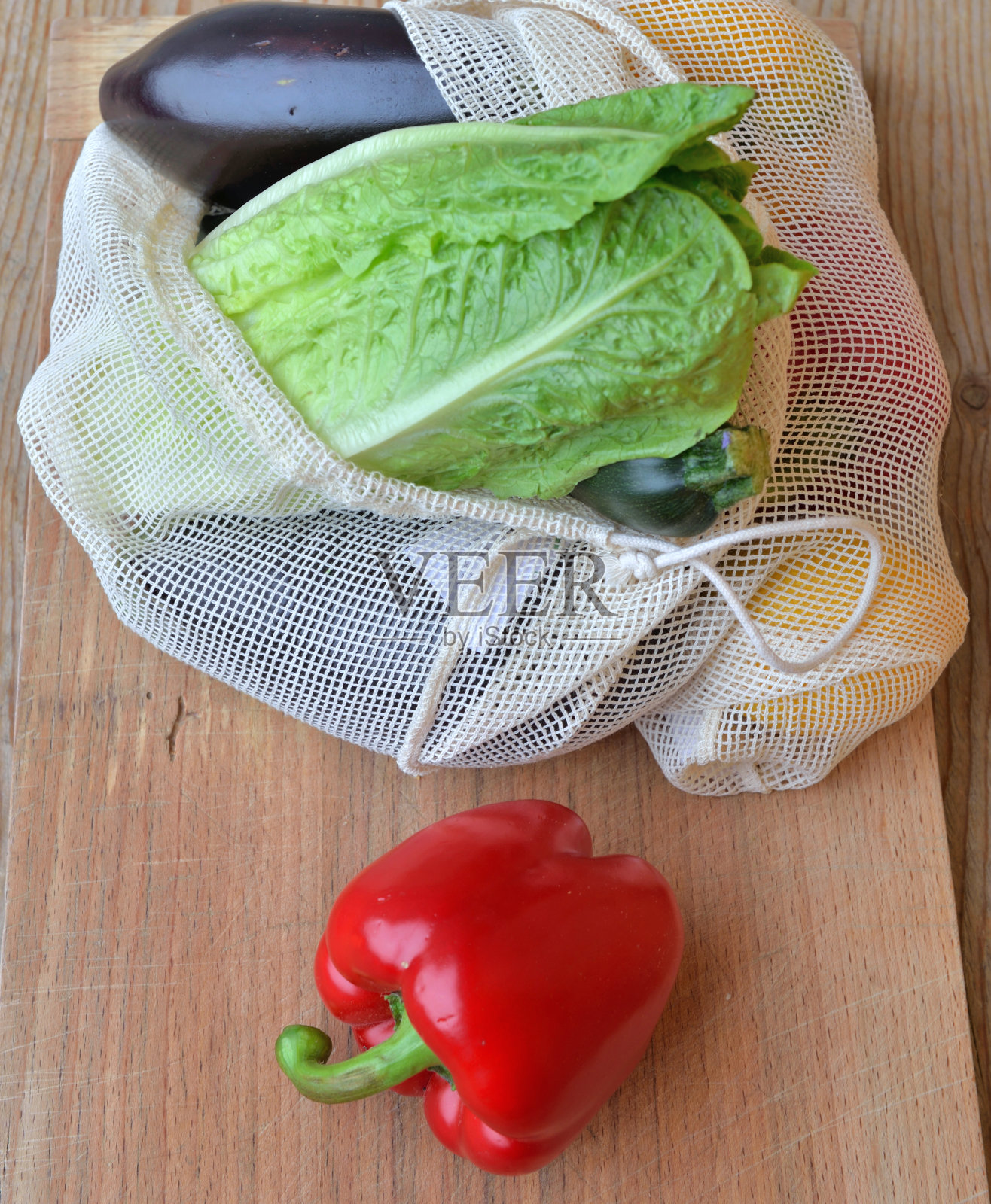 新鲜蔬菜装在可重复使用的袋子里，放在木桌上照片摄影图片