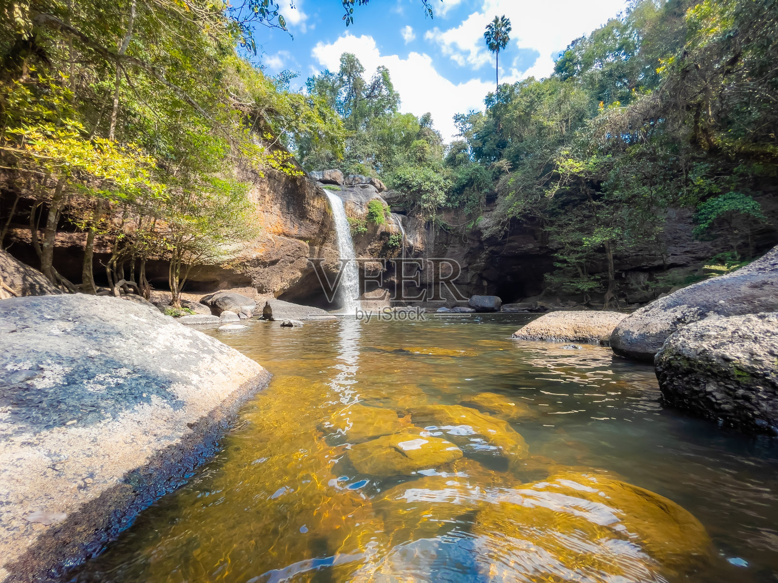 泰国考艾国家公园的迷人 Haew Suwat 瀑布照片摄影图片