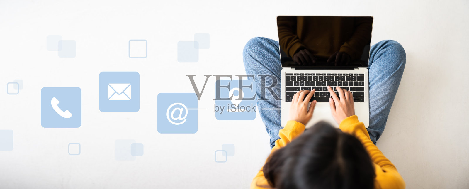 联系我们，电子邮件营销和时事通讯的概念。俯视图的女人坐在地板上使用电脑笔记本电脑照片摄影图片