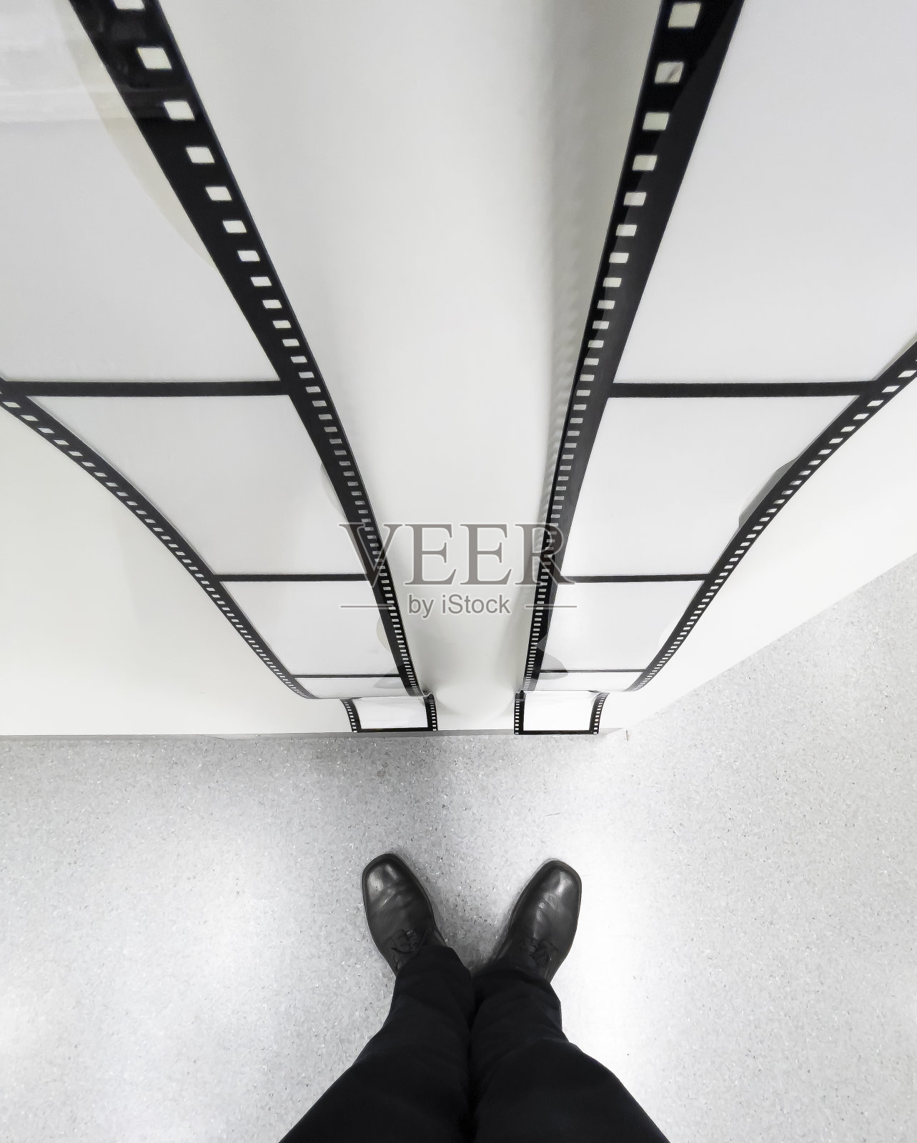 一个人站在对称的攀登线前面。照片摄影图片