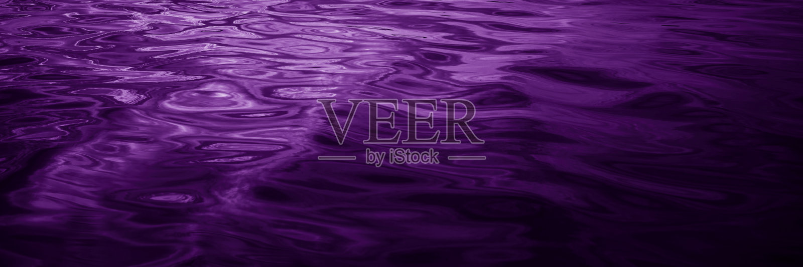 抽象的紫色背景。反射光线在波浪形水面上的反射涟漪。漂亮的洋红背景与复制空间的设计。照片摄影图片