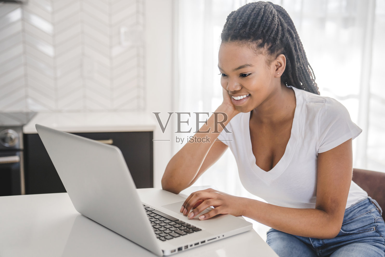 女学生坐在家里用笔记本电脑照片摄影图片