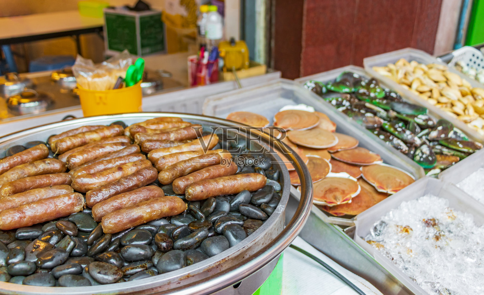 海鲜蓝活螃蟹蛤蜊牡蛎和龙虾泰国市场街头食品，中国城泰国曼谷。照片摄影图片
