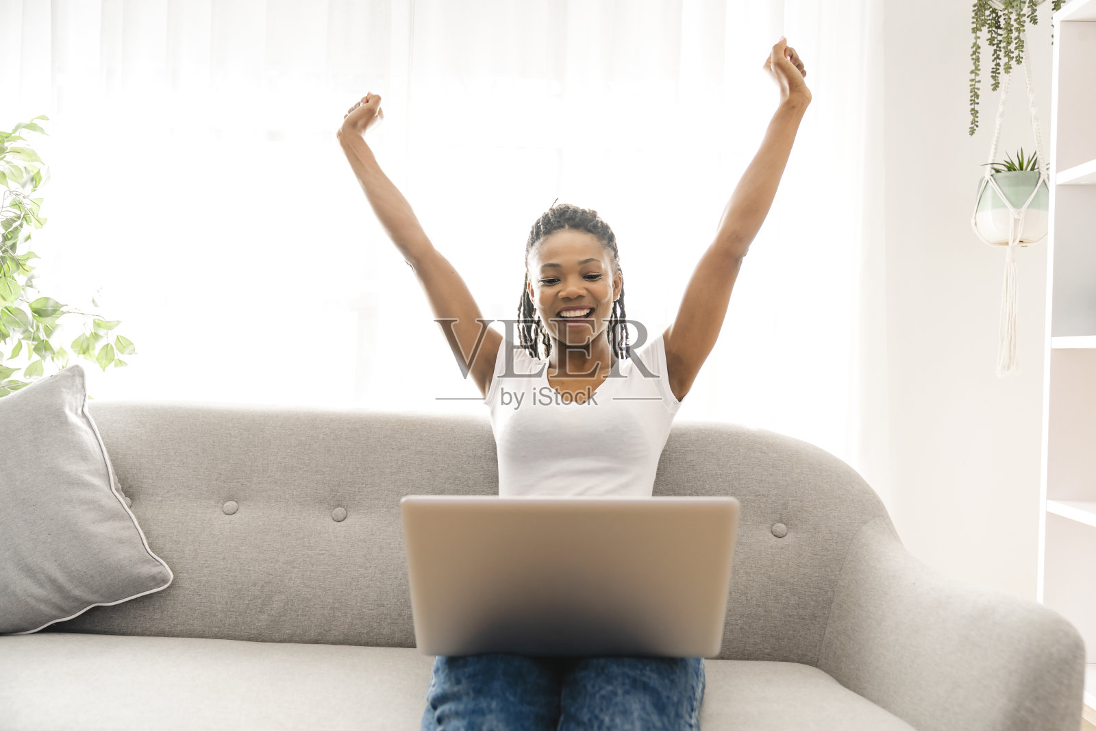 一个美丽的年轻女子的肖像与手提电脑和手高微笑照片摄影图片