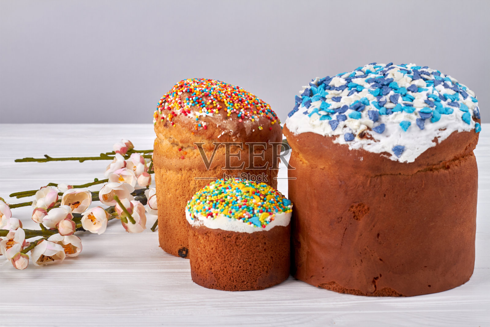 各种有甜糖衣的复活节蛋糕。照片摄影图片