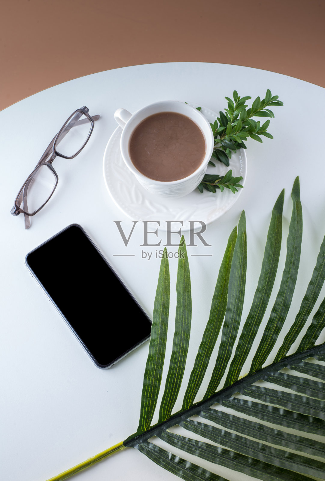 咖啡和智能手机照片摄影图片