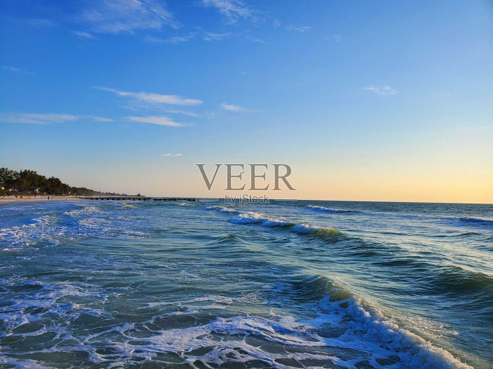 神奇的阳光照在大海和海浪上照片摄影图片