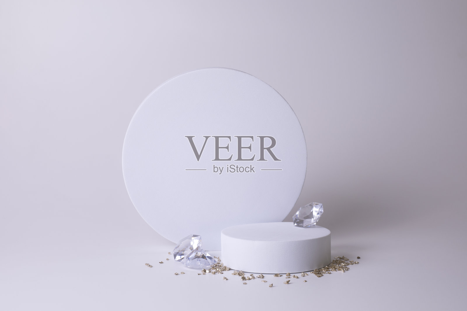 白色讲台上的白色背景与钻石和小晶体。产品，化妆品展示的讲台。创造性的模仿。美容产品的基座或平台。照片摄影图片