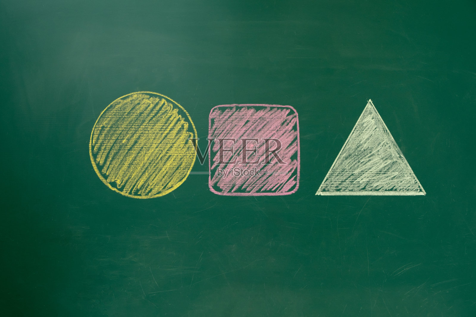 在黑板上自由手绘几何形状——正方形、三角形、圆形照片摄影图片