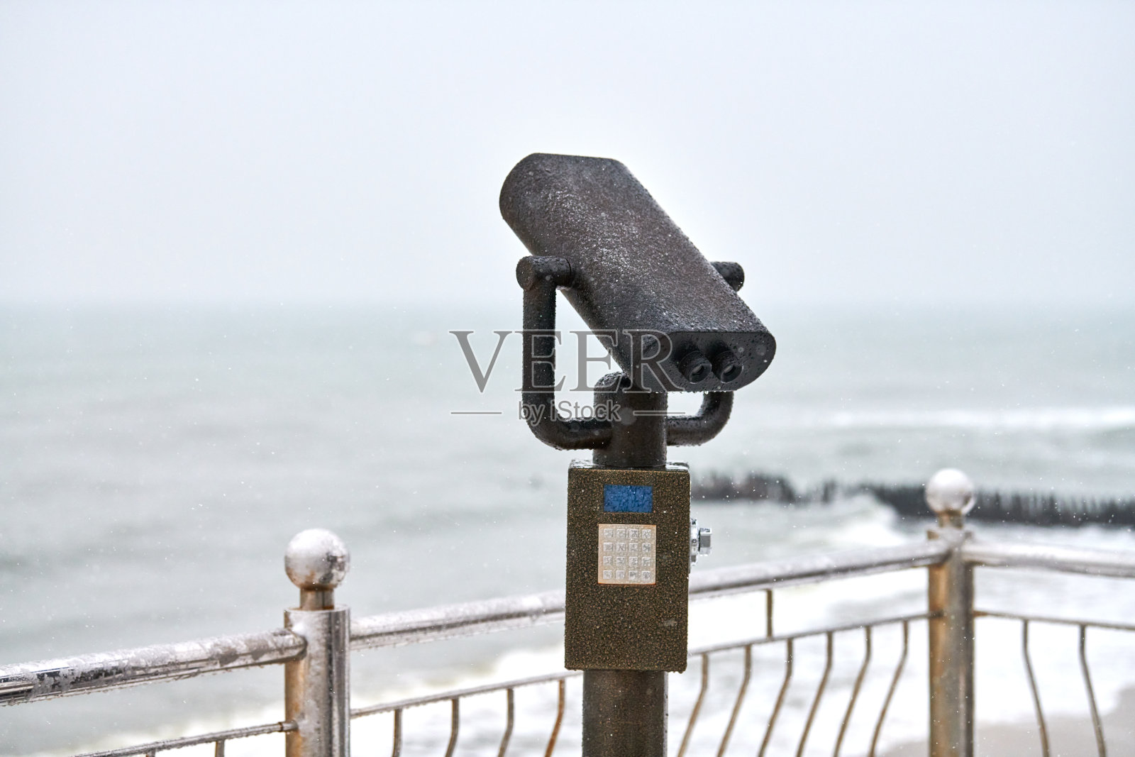 投币式双筒望远镜望向大海照片摄影图片