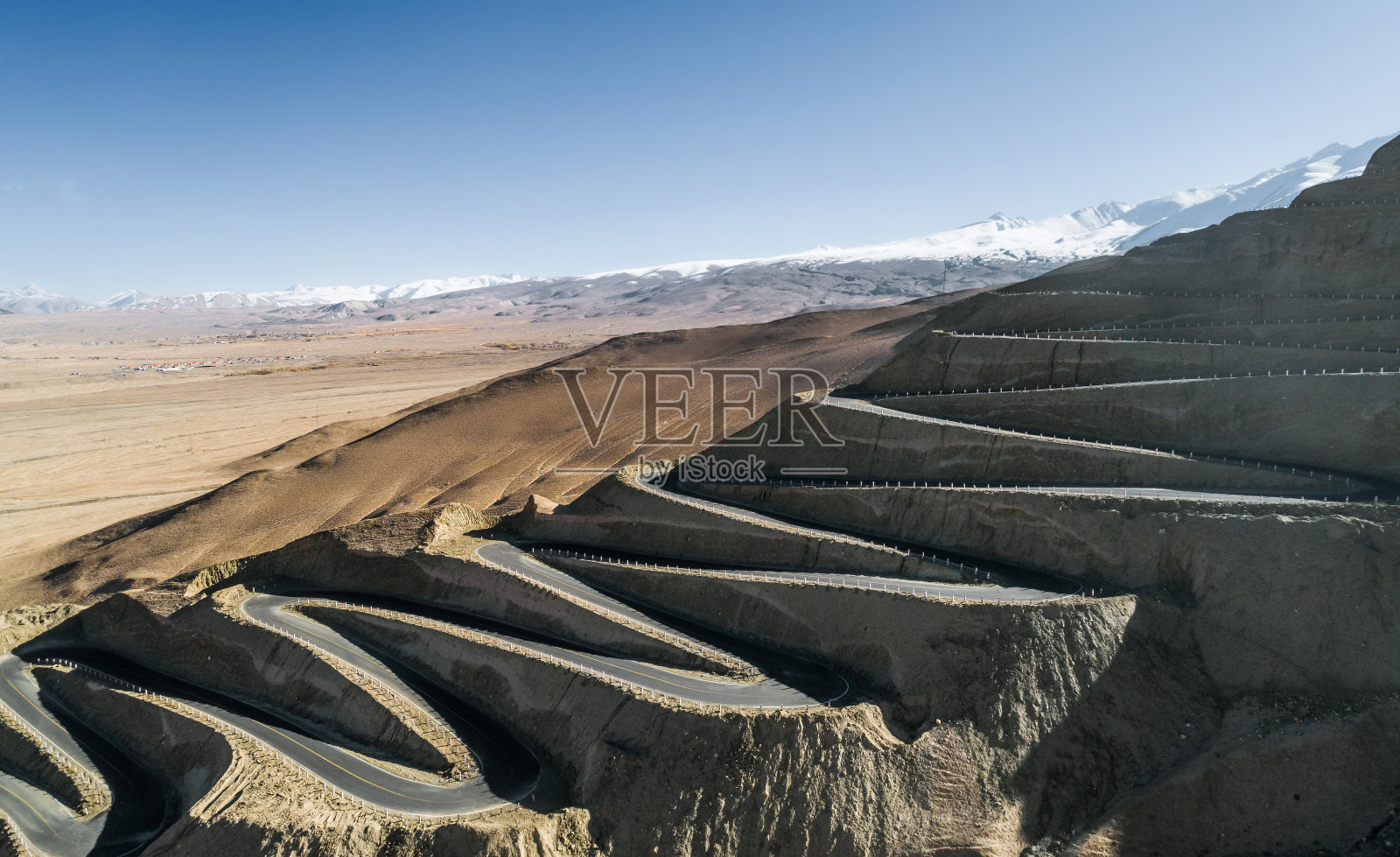 鸟瞰连接塔什库尔克塔吉克自治县和瓦查乡的弯道山路照片摄影图片