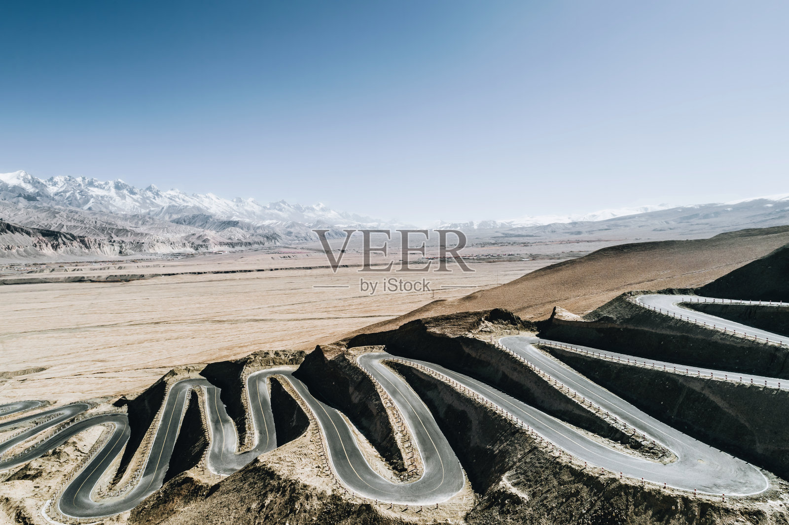 鸟瞰连接塔什库尔克塔吉克自治县和瓦查乡的弯道山路照片摄影图片