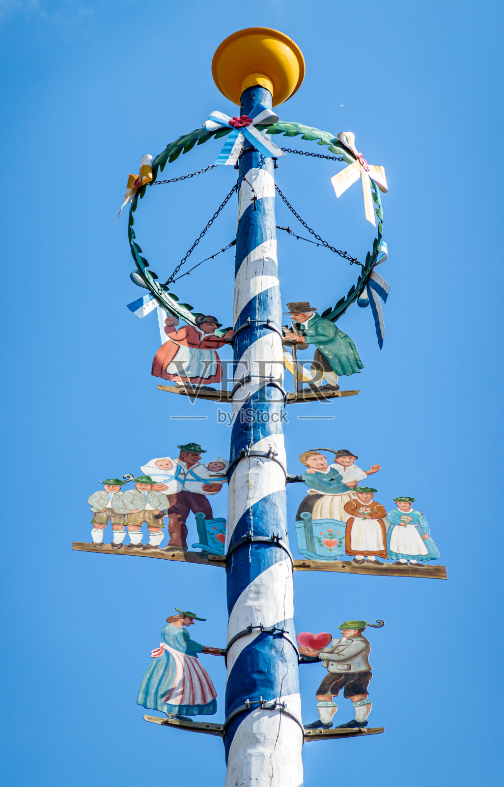 典型的巴伐利亚五朔节花柱照片摄影图片