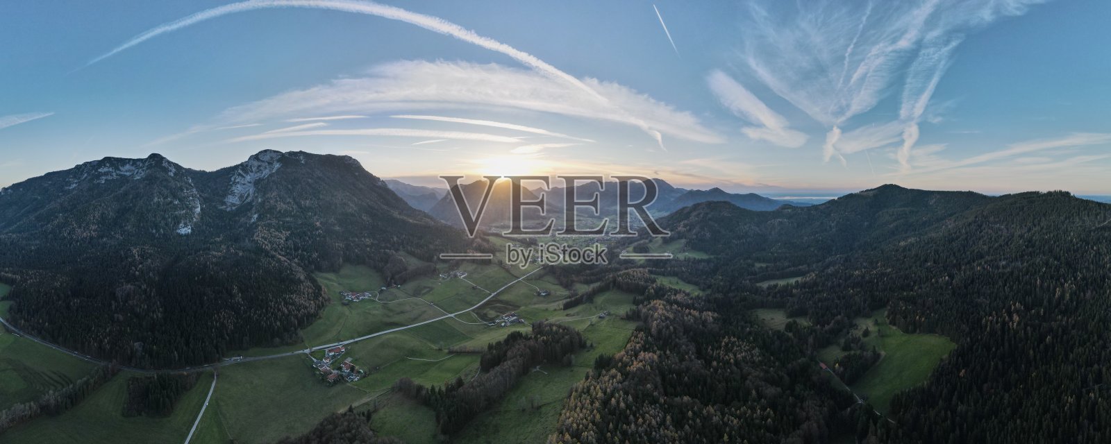 阿尔卑斯山全景鸟瞰图照片摄影图片