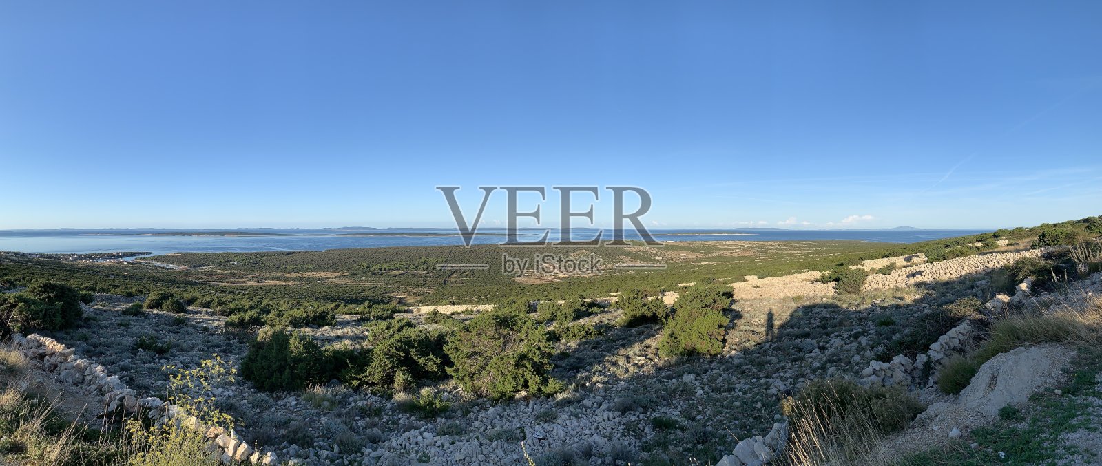 夏末，从达尔马提亚北部的诺瓦加经由帕斯基莫斯特桥到克罗地亚达尔马提亚的斯普利特照片摄影图片