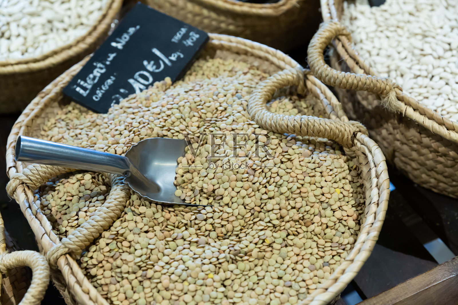 柳条篮子里的生扁豆照片摄影图片