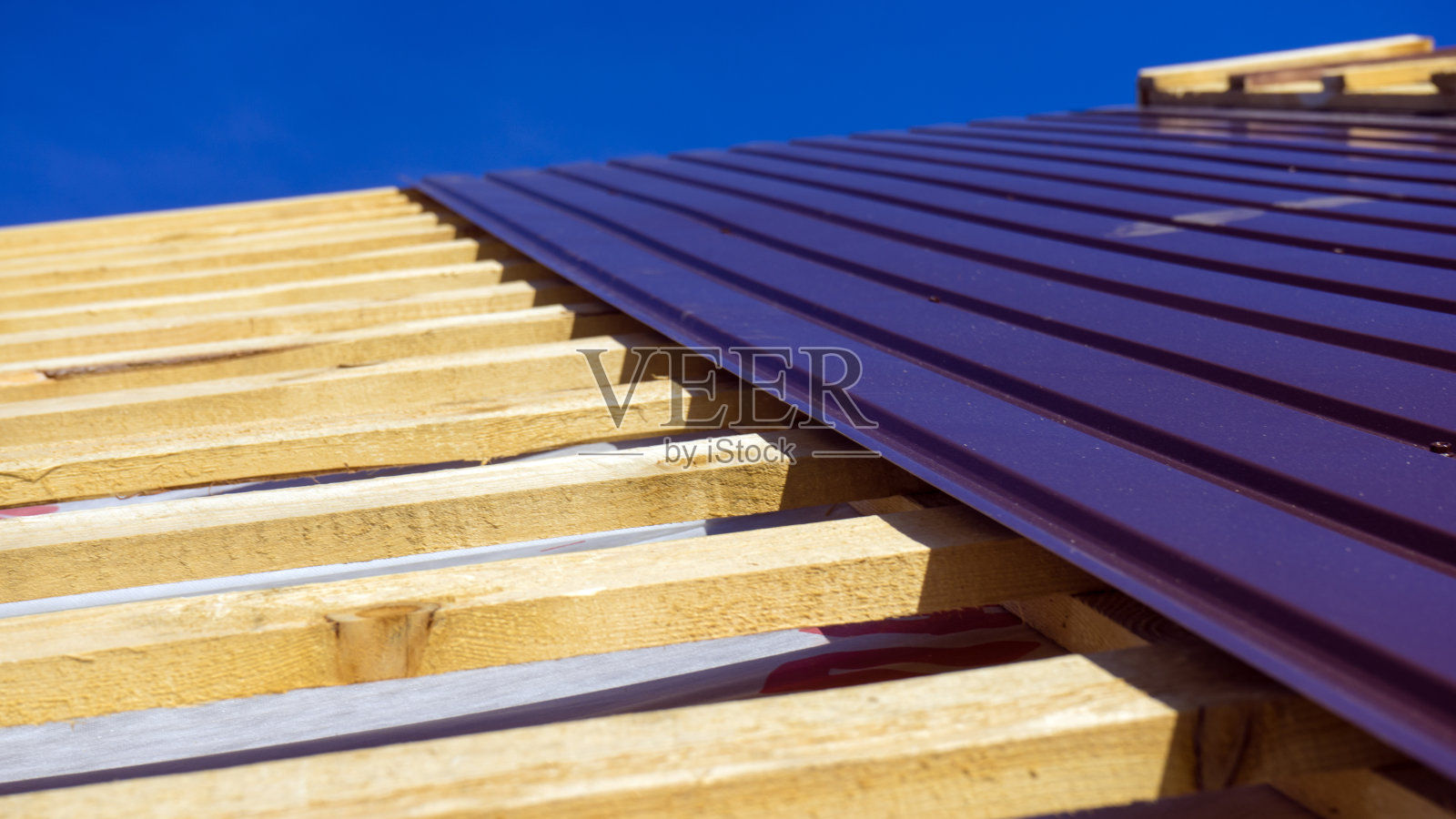 有屋顶和栅栏的平顶照片摄影图片