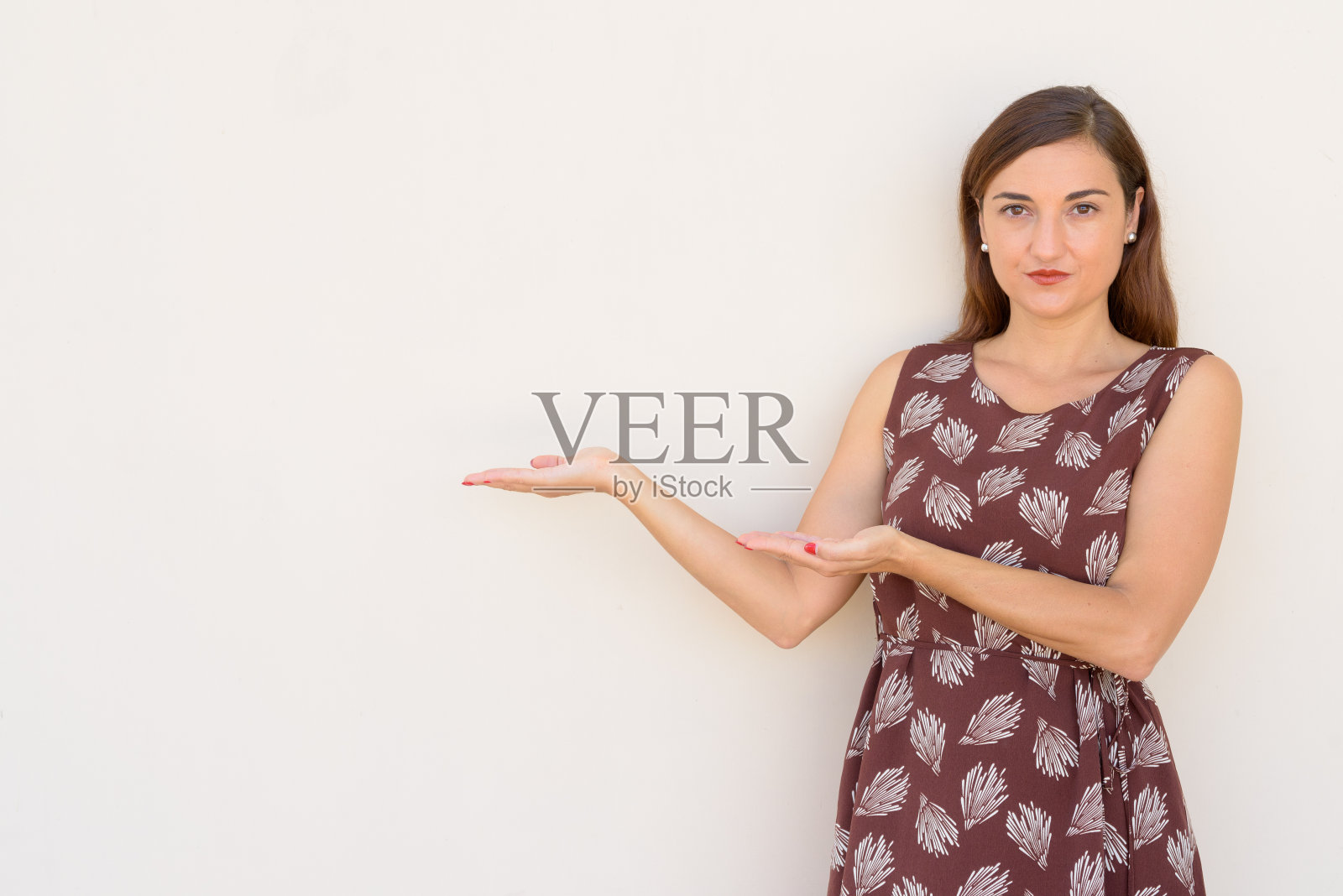 肖像美丽的女人在户外显示拷贝空间对着素色的墙照片摄影图片