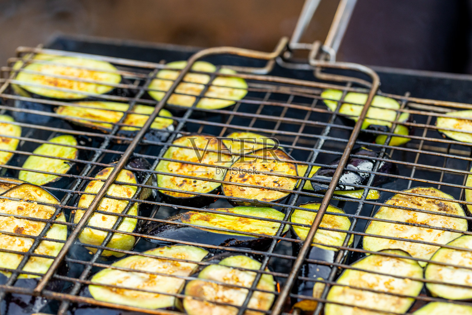烤茄子或用火烤茄子。烤盘在户外照片摄影图片