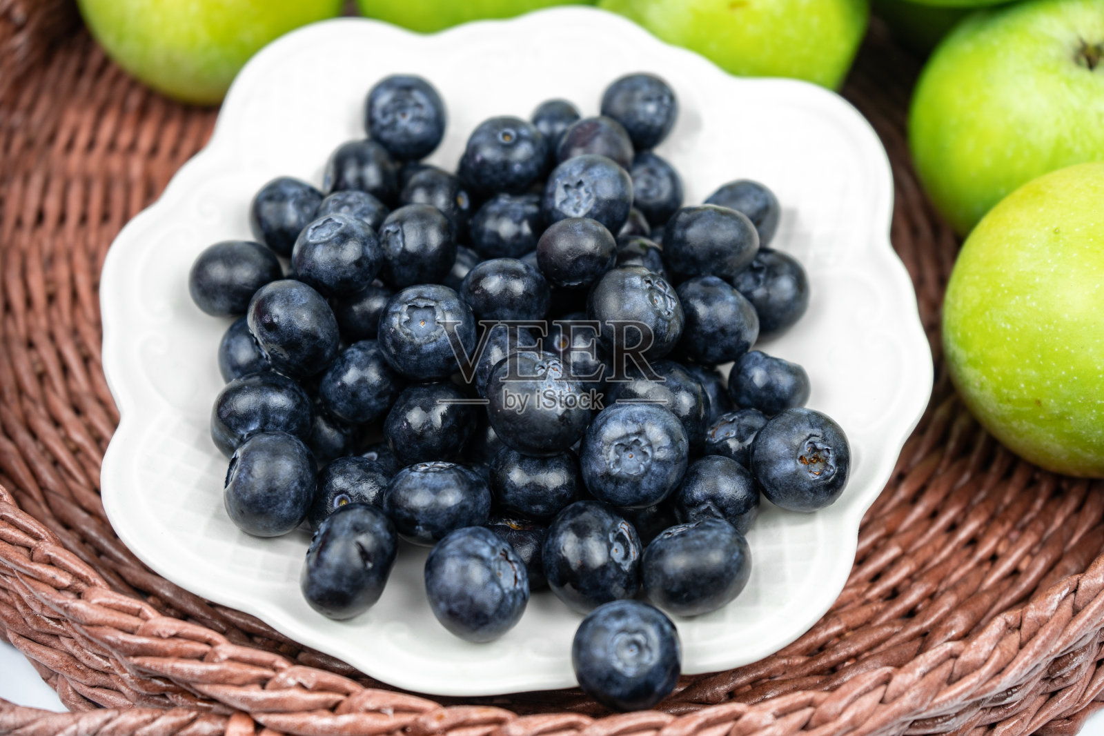一组新鲜成熟的蓝莓在白色的背景照片摄影图片