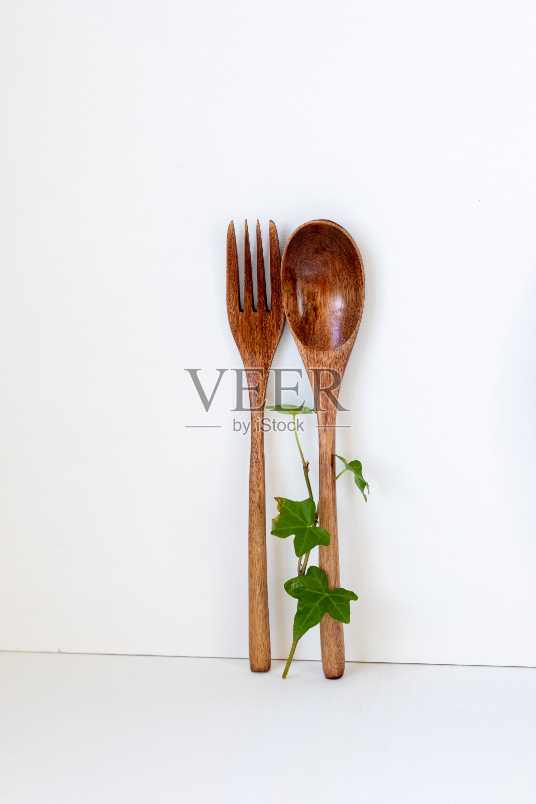 木质叉勺，白色背景，环保餐具照片摄影图片