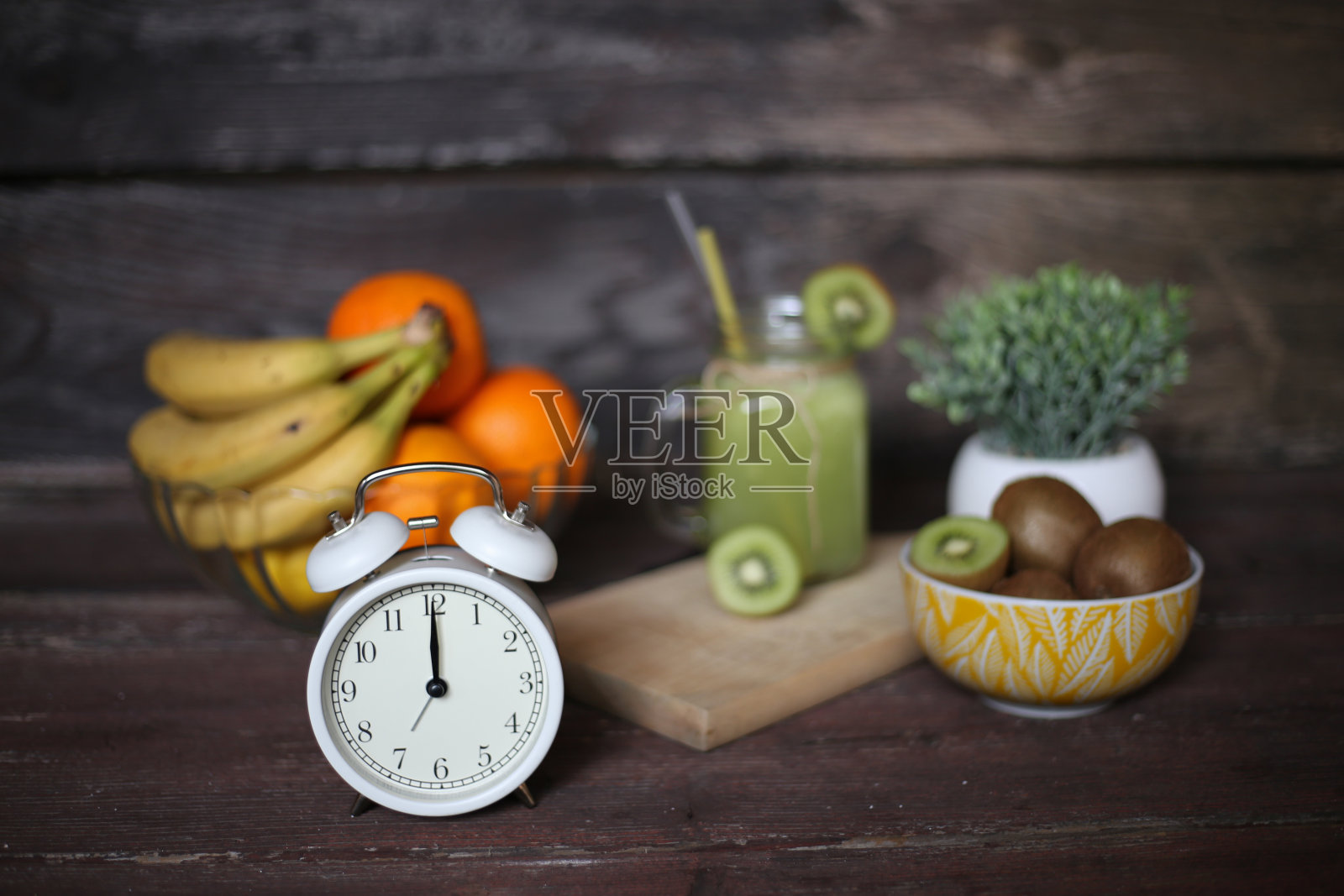 加猕猴桃，苹果，柠檬和亚麻籽的绿色冰沙。库存图片照片摄影图片