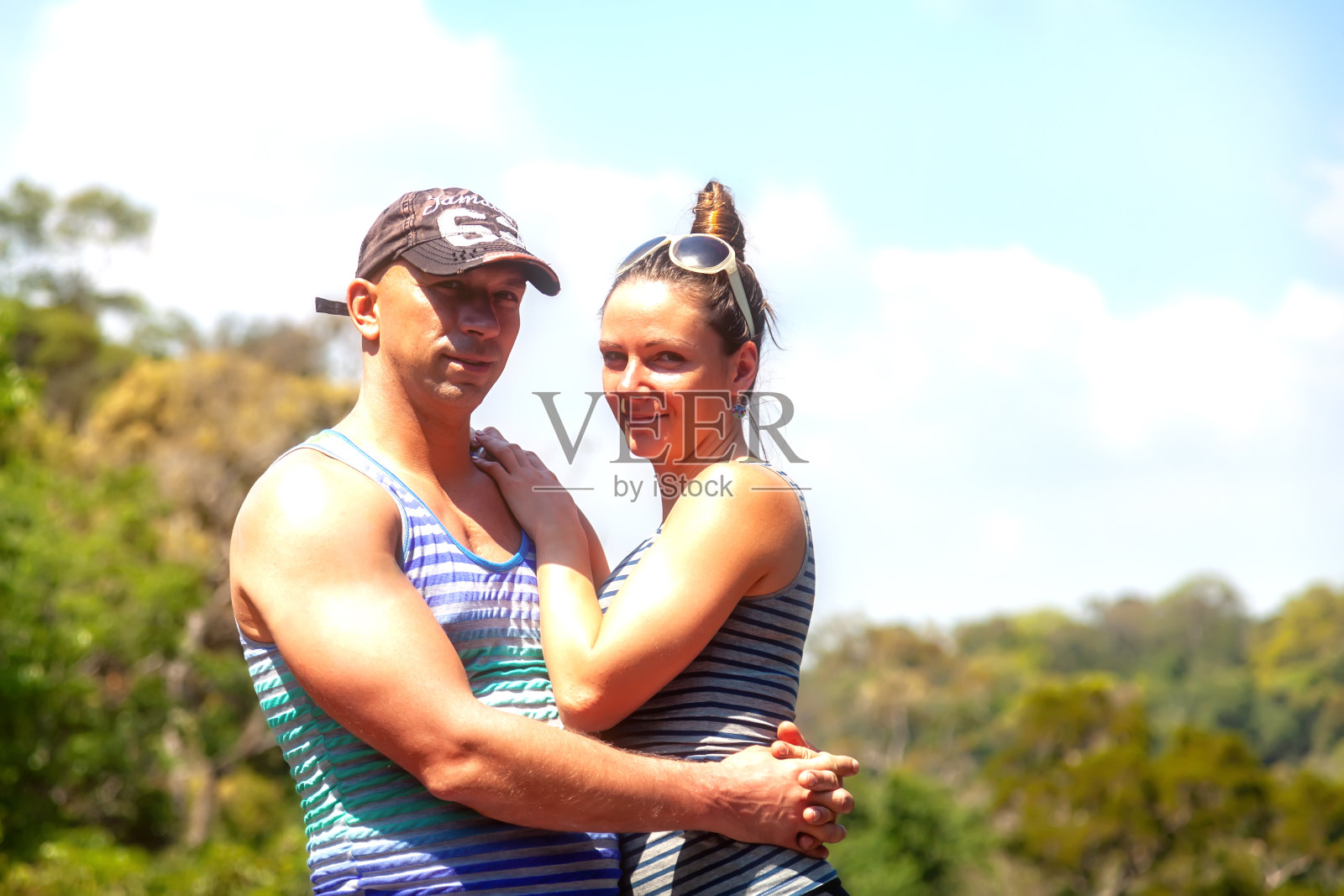 迷人的女孩轻轻触碰拥抱她的男人的肩膀照片摄影图片