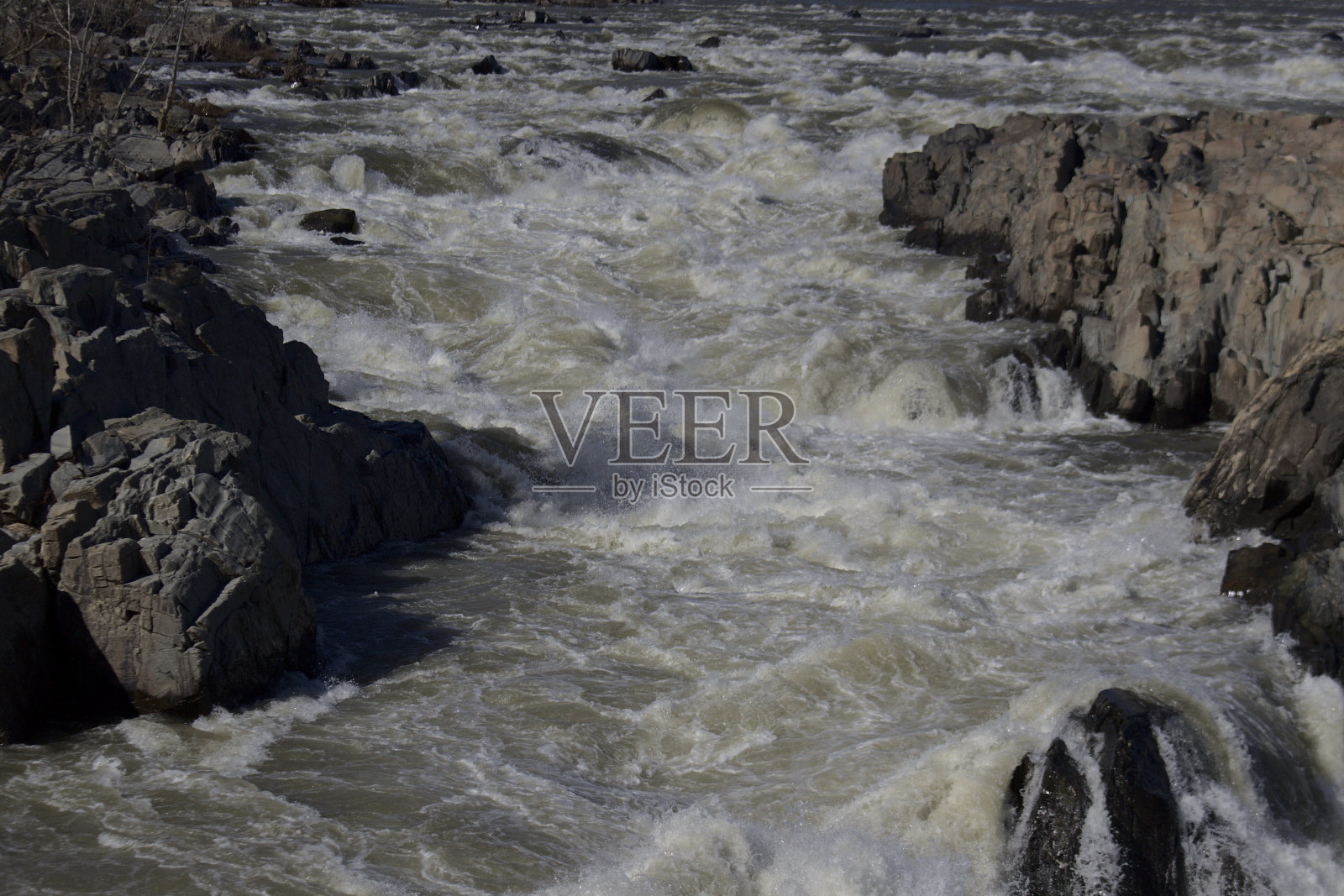 水流湍急的照片摄影图片