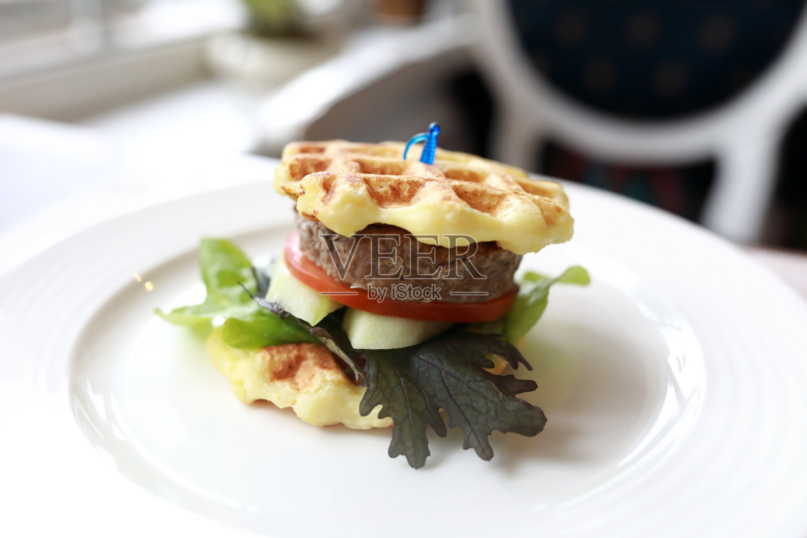 白色盘子里的儿童汉堡照片摄影图片