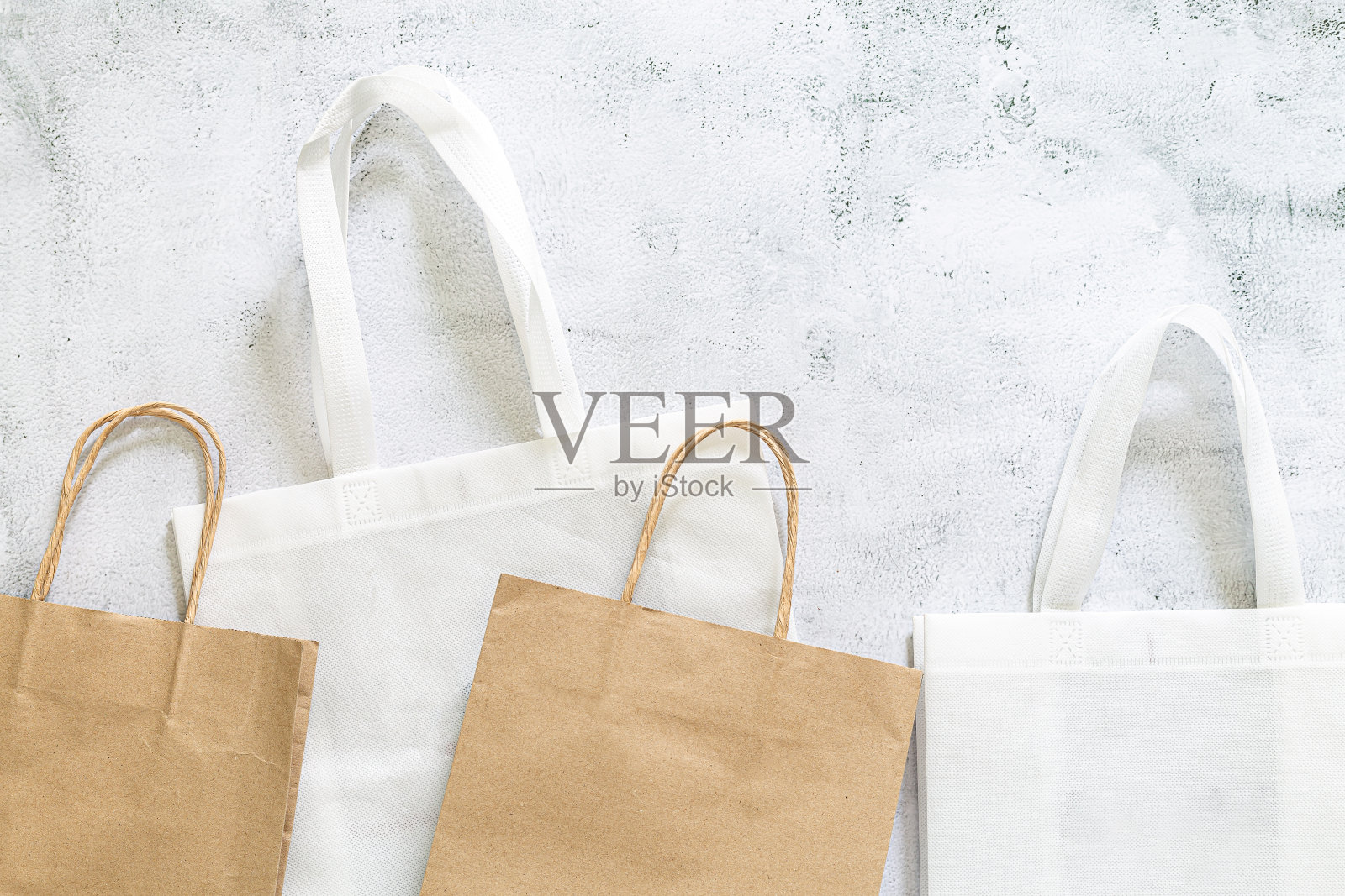 回收购物袋，白色手提袋帆布织物布生态购物袋模型孤立在黑板背景与copyspace照片摄影图片