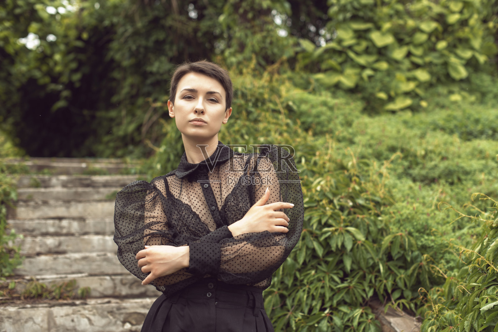 公园里的短发女孩照片摄影图片