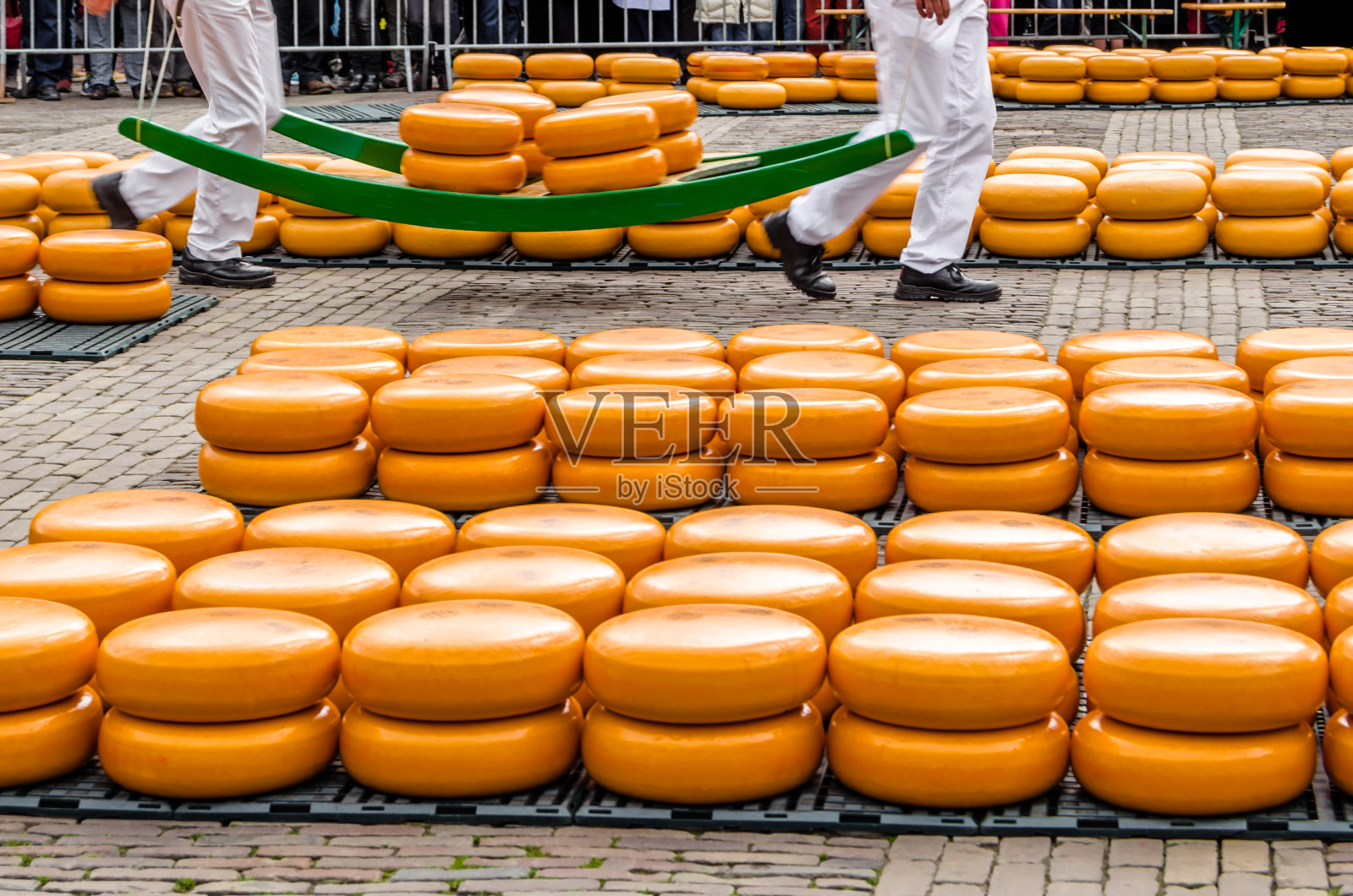 荷兰阿尔克马尔传统的荷兰奶酪市场照片摄影图片