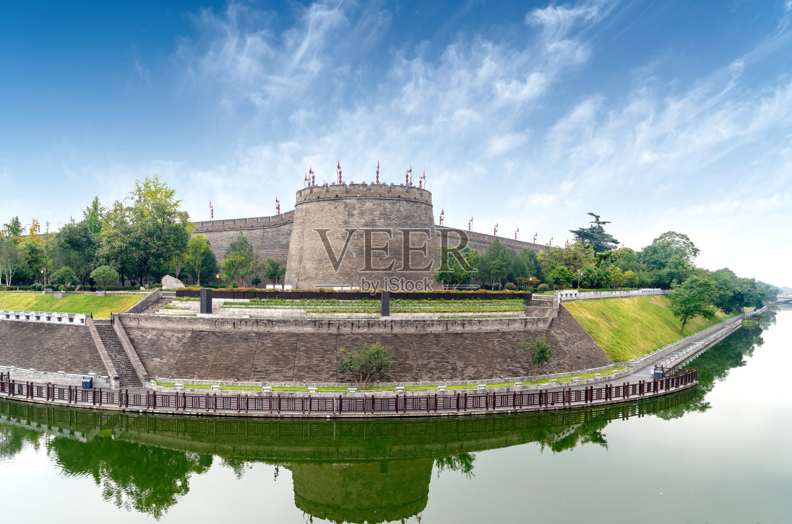 西安城墙是中国现存最完整的古城墙。照片摄影图片