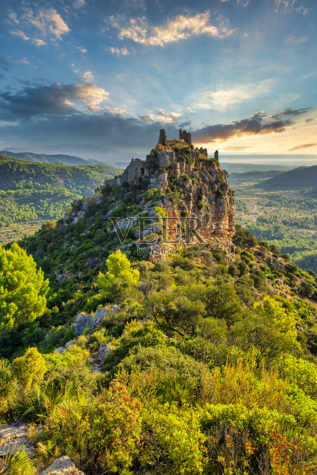 日落时分山上一座废弃的城堡照片摄影图片