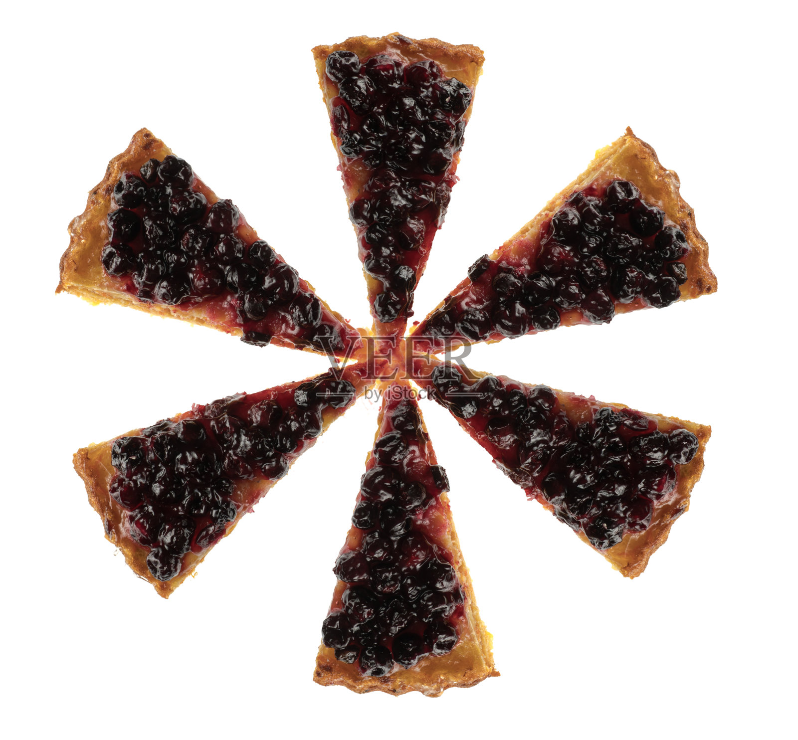 把胡萝卜派切成小块，上面盖上红醋栗、夏洛特，单独放在一个白色盘子里照片摄影图片