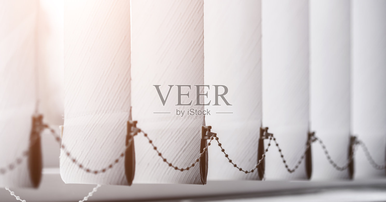 办公室窗户上悬挂的白色纸百叶窗的纹理照片摄影图片