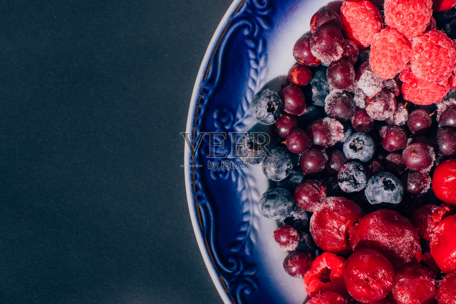 冷冻浆果。树莓，樱桃，蓝莓，醋栗，健康照片摄影图片