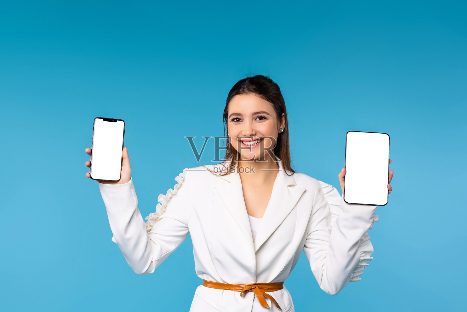 近距离观看，年轻的女商人展示双手，举起模拟智能手机和数字平板电脑屏幕，而工作在她的项目。成功自信的女士，流媒体博主，生活教练照片摄影图片