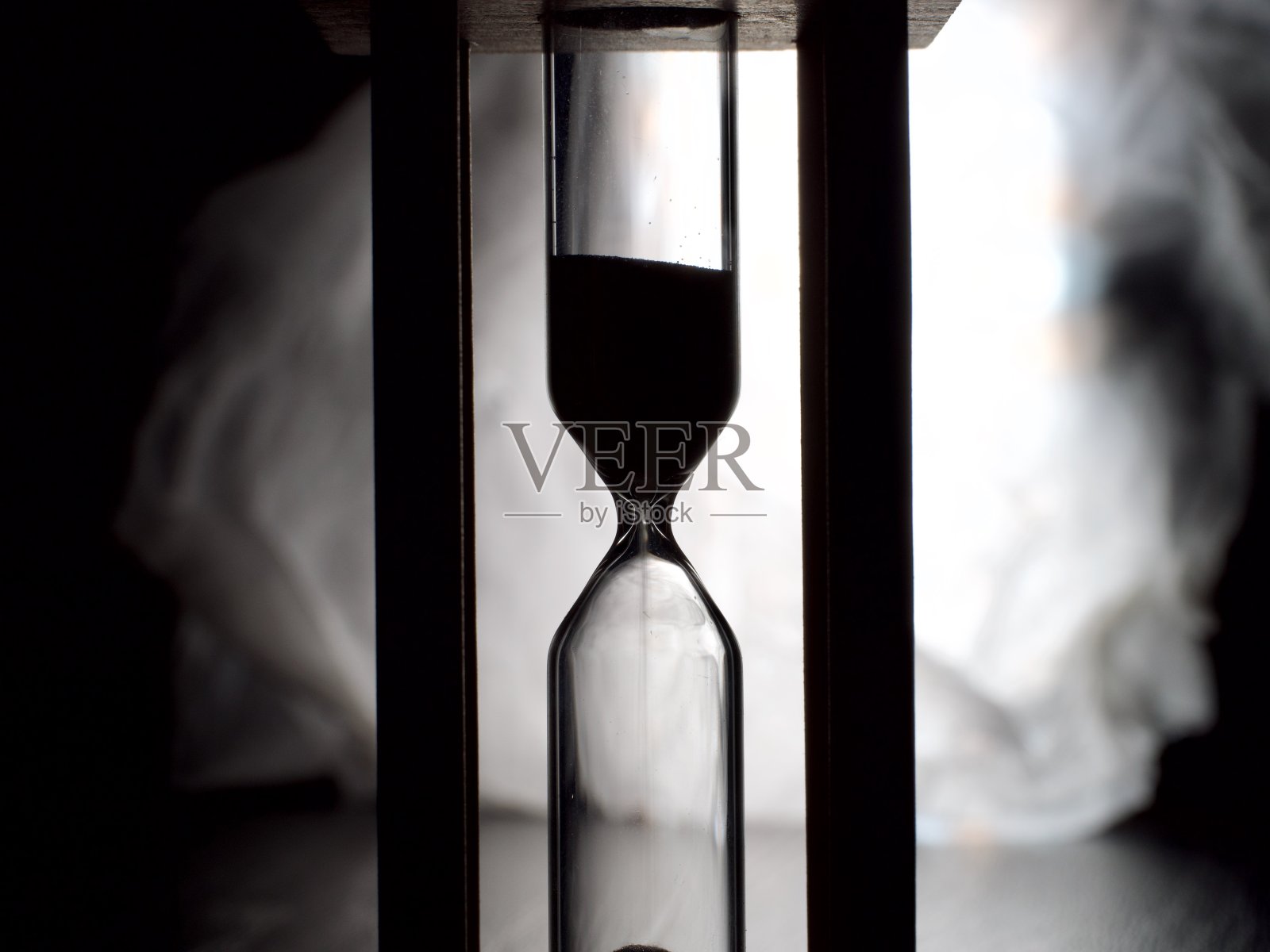 烟雾缭绕的沙漏形照片摄影图片