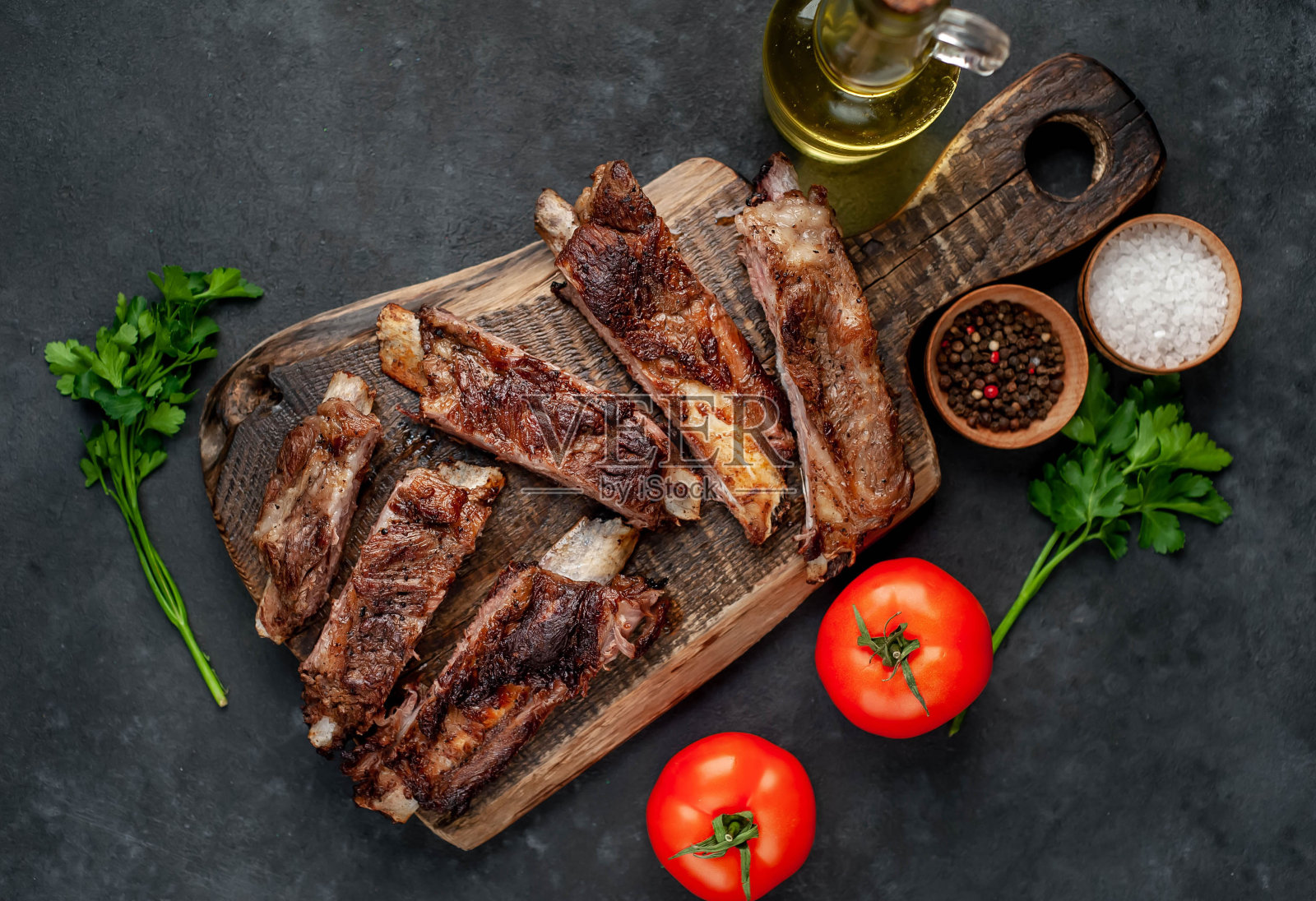 以石头为背景的香料烤排骨照片摄影图片