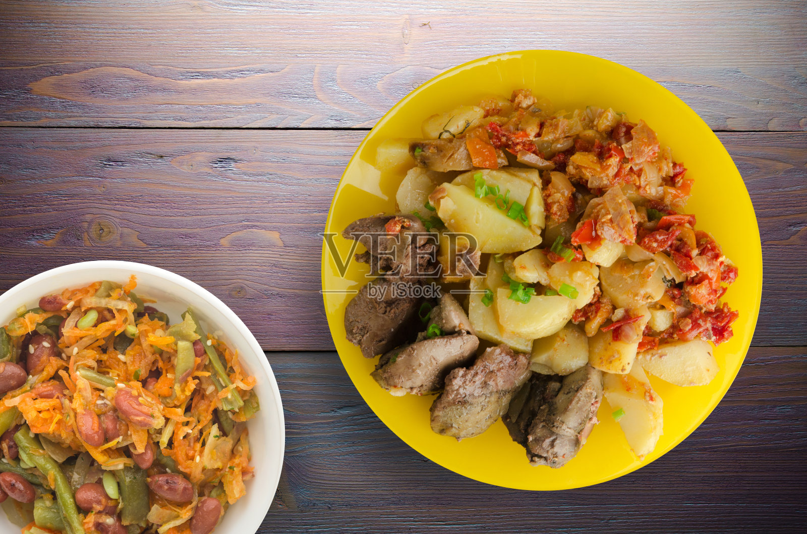 土豆炒肝和炖番茄。照片摄影图片