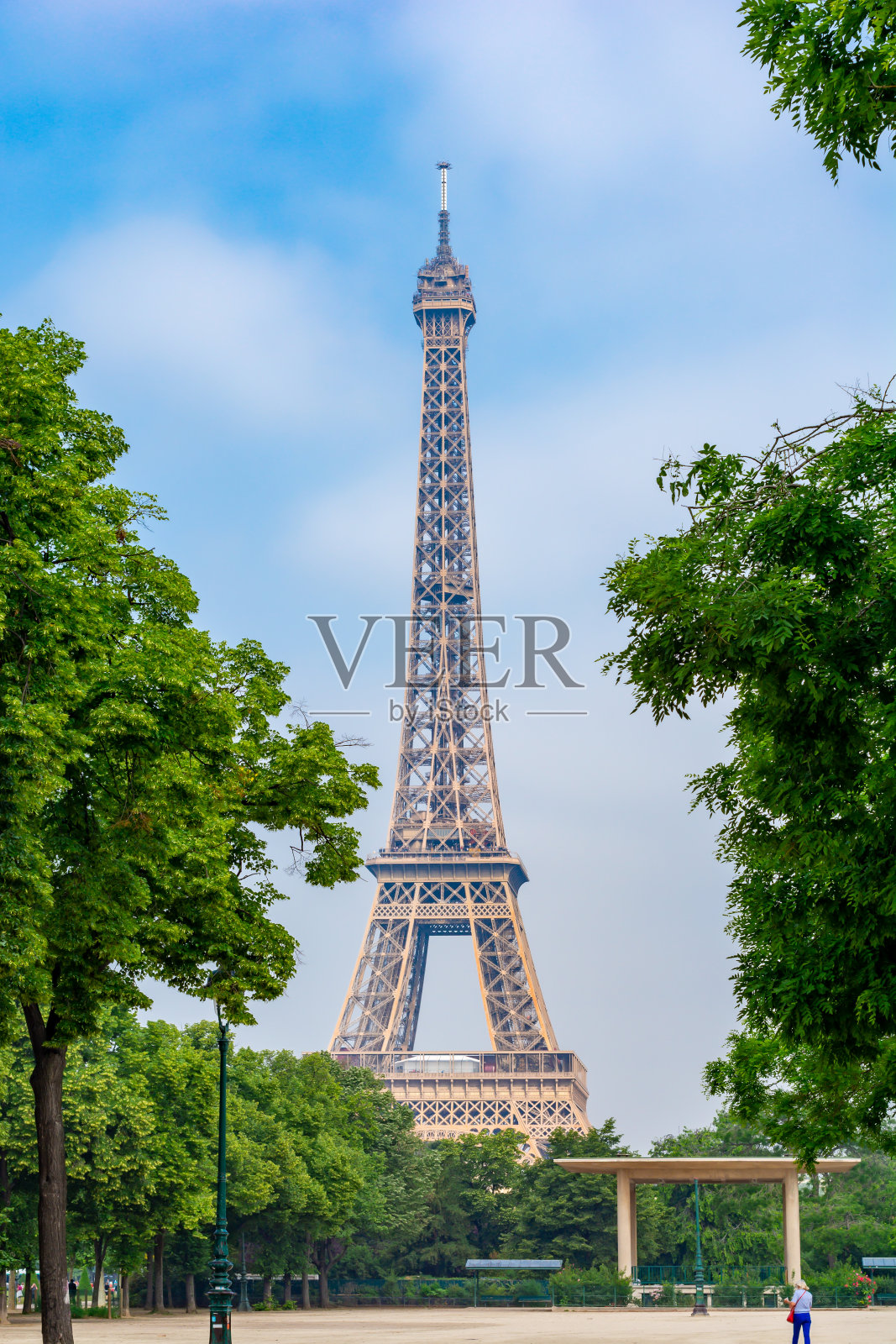 法国巴黎的埃菲尔铁塔和火星场照片摄影图片