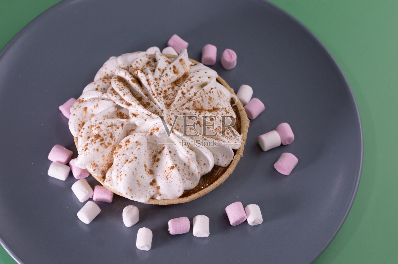 这种甜点叫Banoffe。配方中有香蕉、牛奶奶油和牛奶糖照片摄影图片