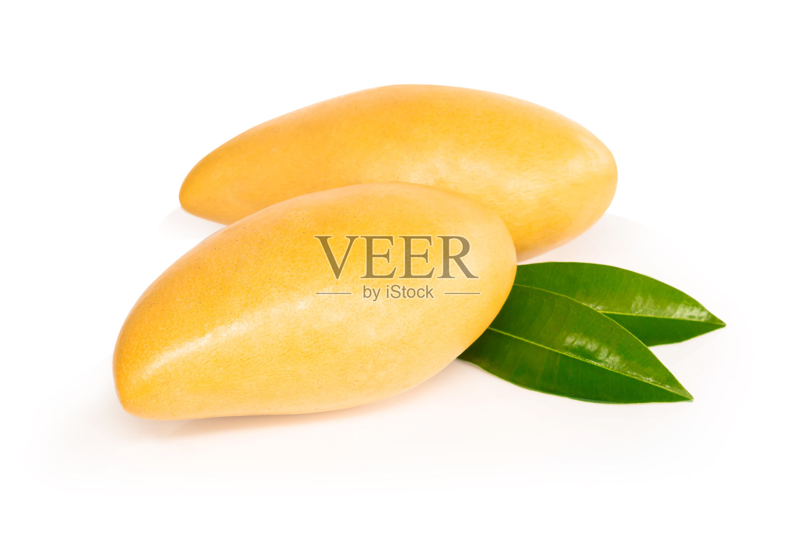 特写成熟的芒果热带水果与叶子孤立的白色背景照片摄影图片