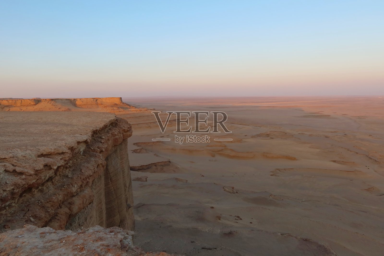 埃及法尤姆沙漠中因侵蚀而形成的美丽沙石照片摄影图片