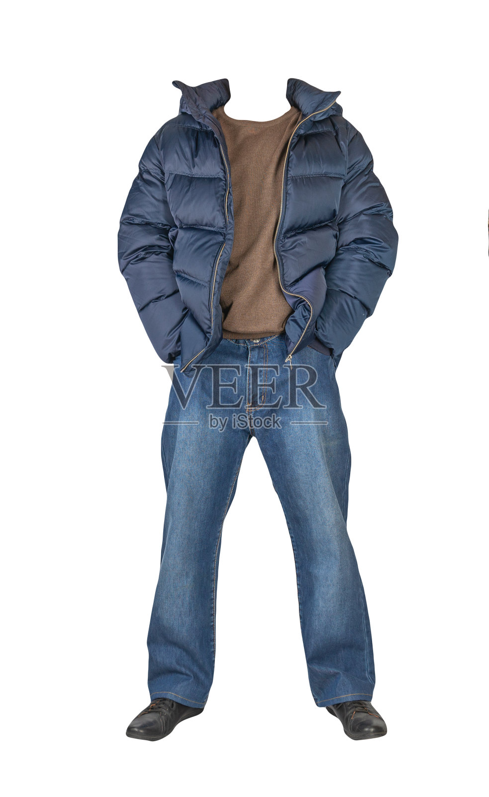 深蓝色牛仔裤，毛衣，夹克与兜帽和黑色皮鞋孤立在白色背景。随意的风格照片摄影图片