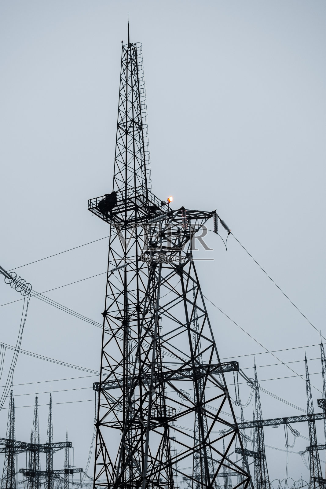 高压电线。垂直的照片。传输的电力照片摄影图片