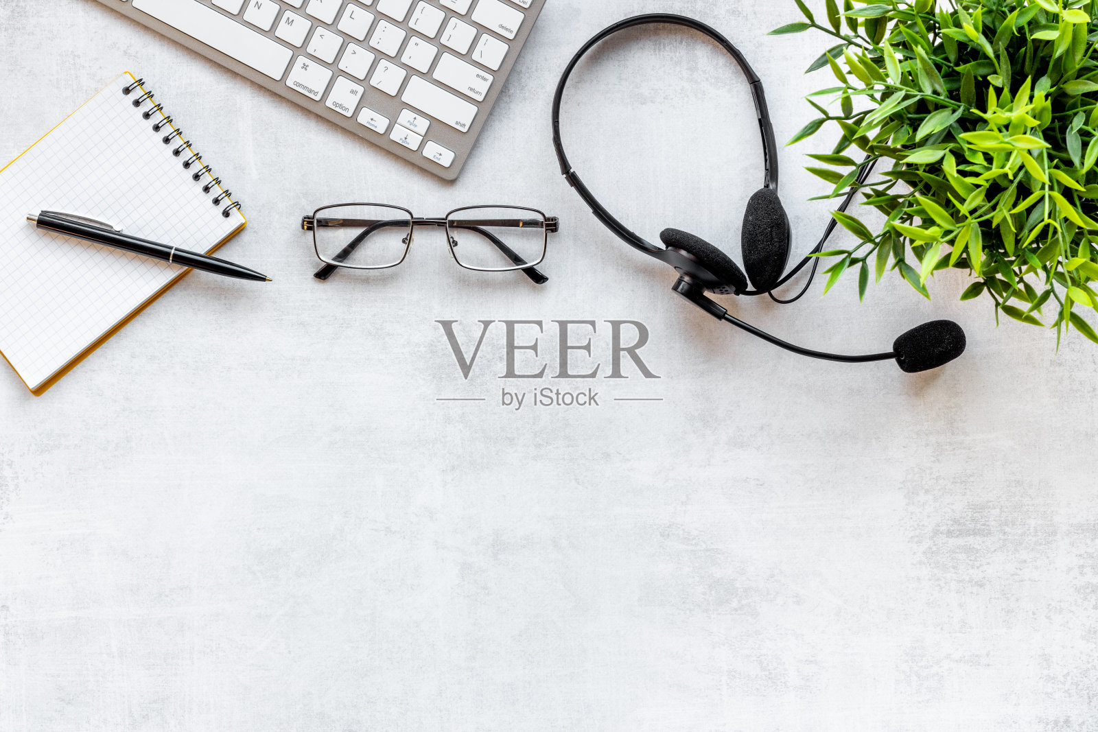 支持呼叫中心的Voip耳机通信。俯视图照片摄影图片